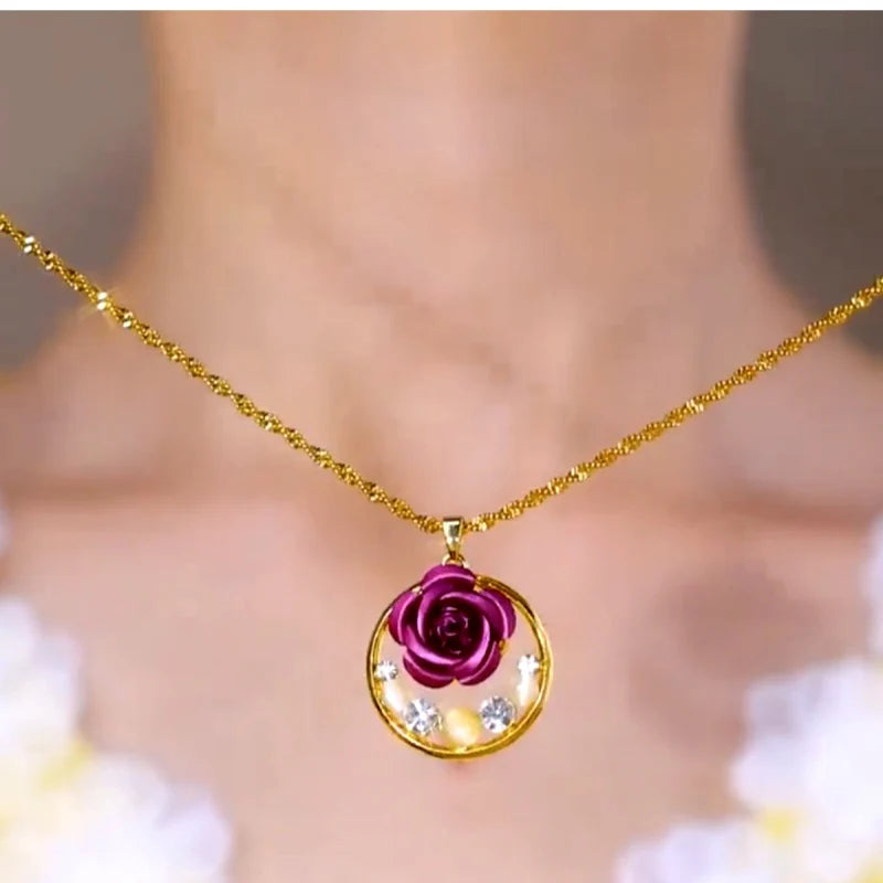 Collar con colgante de rosa morada de ojo de gato chapado en oro de 14K