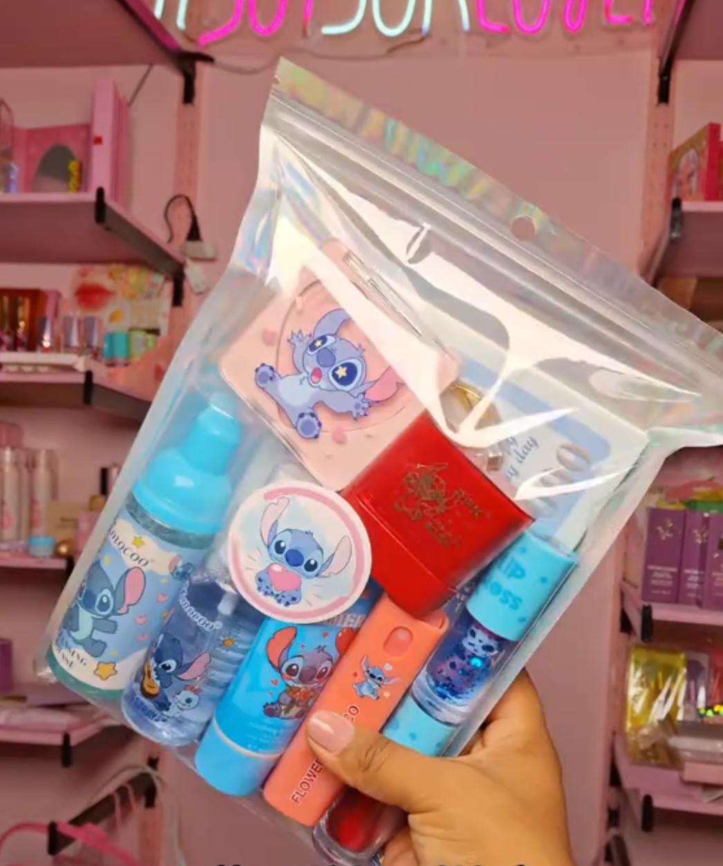 Kit de maquillaje kuromi, stich y hello kity
